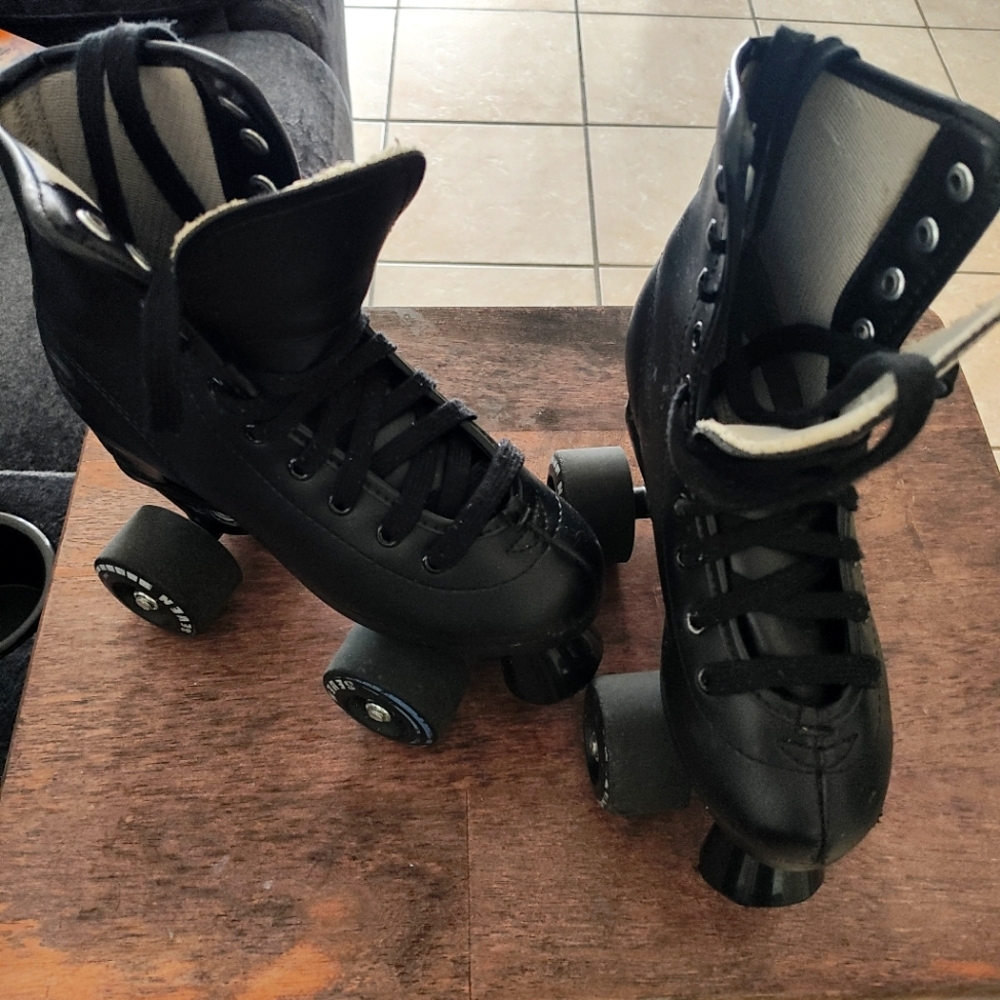 Black Child's skates in size 3 from Amazon